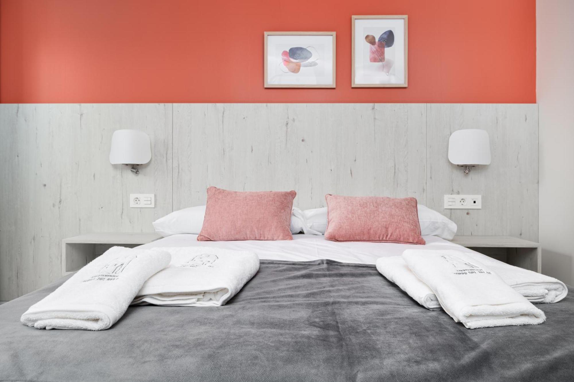 Apartamentos Torre Del Reloj Хака Экстерьер фото