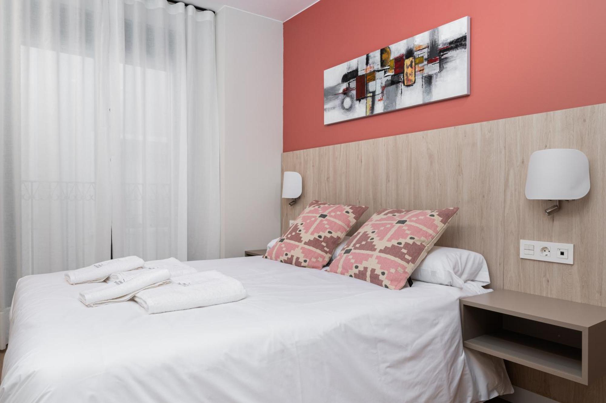 Apartamentos Torre Del Reloj Хака Экстерьер фото