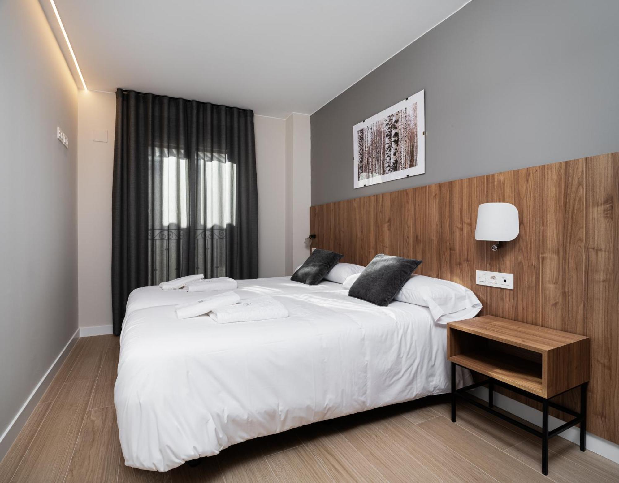 Apartamentos Torre Del Reloj Хака Экстерьер фото