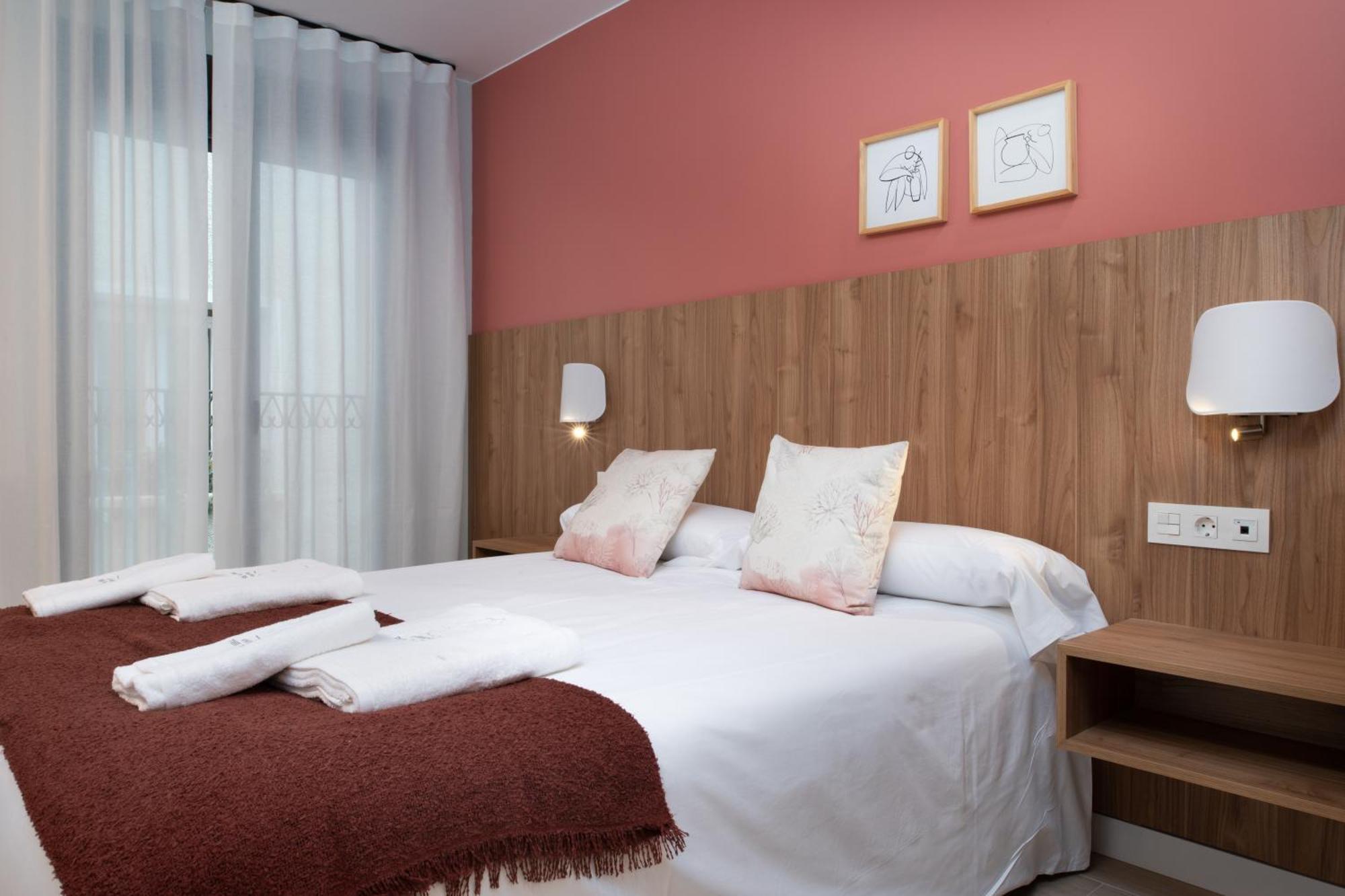 Apartamentos Torre Del Reloj Хака Экстерьер фото