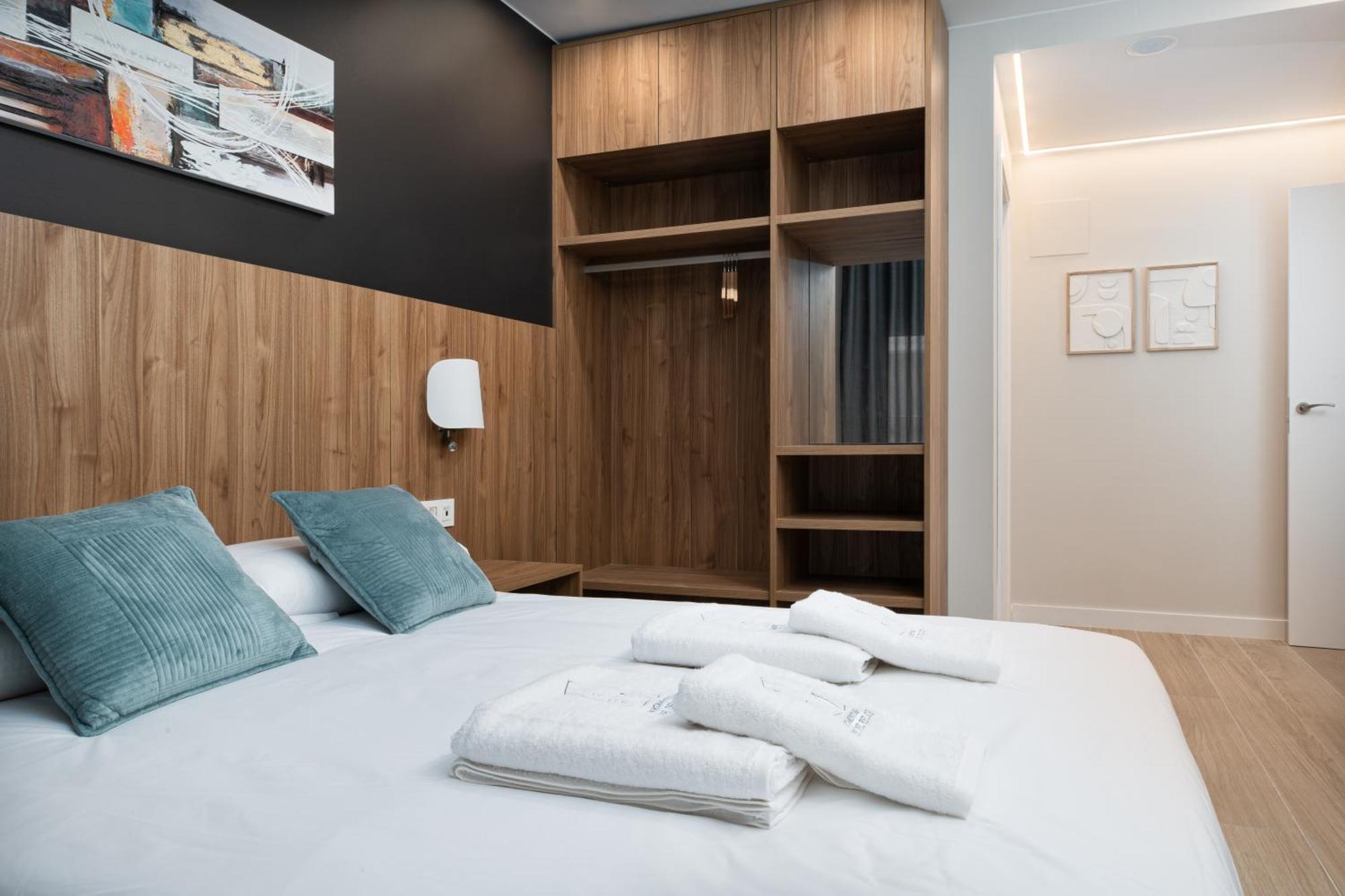 Apartamentos Torre Del Reloj Хака Экстерьер фото