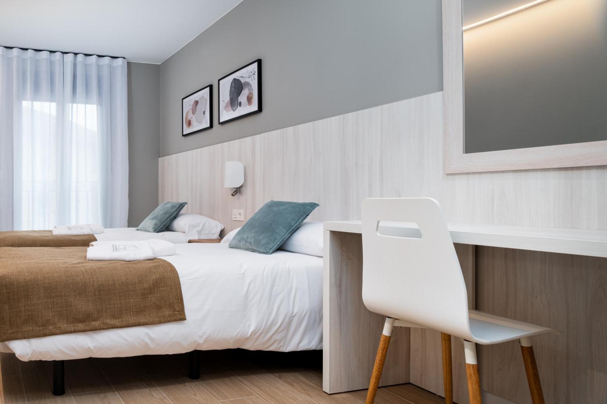 Apartamentos Torre Del Reloj Хака Экстерьер фото
