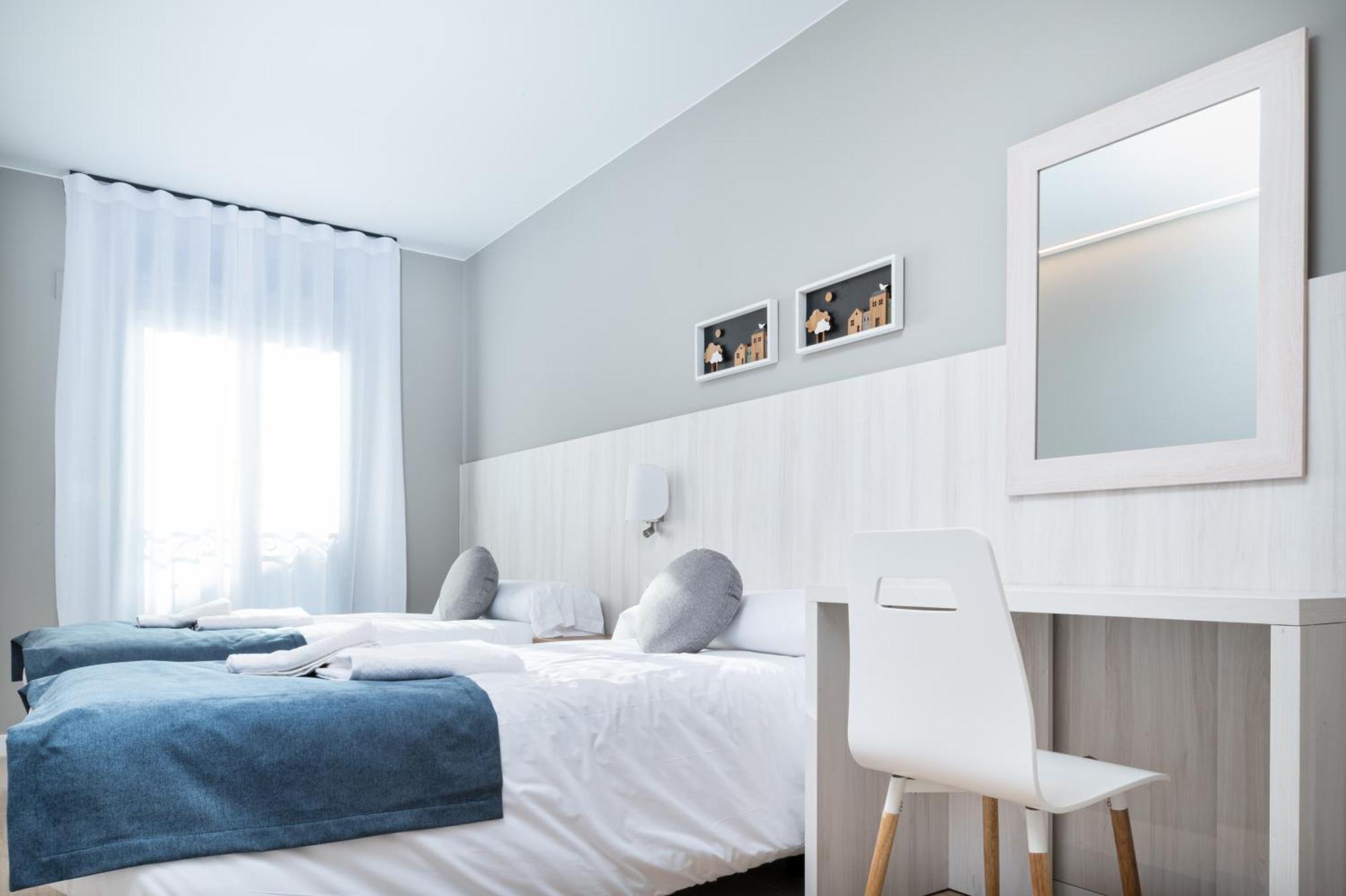 Apartamentos Torre Del Reloj Хака Экстерьер фото