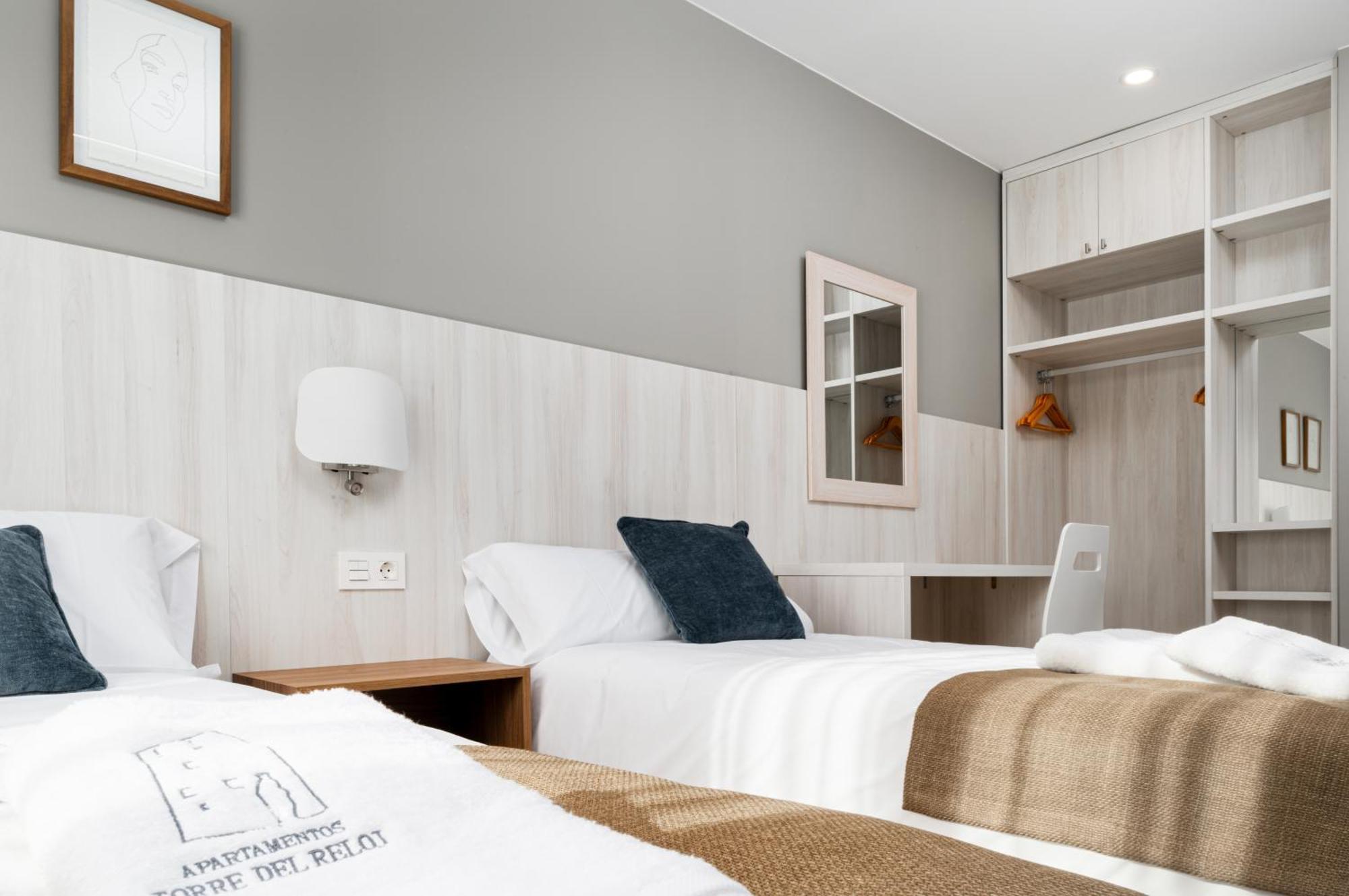 Apartamentos Torre Del Reloj Хака Экстерьер фото