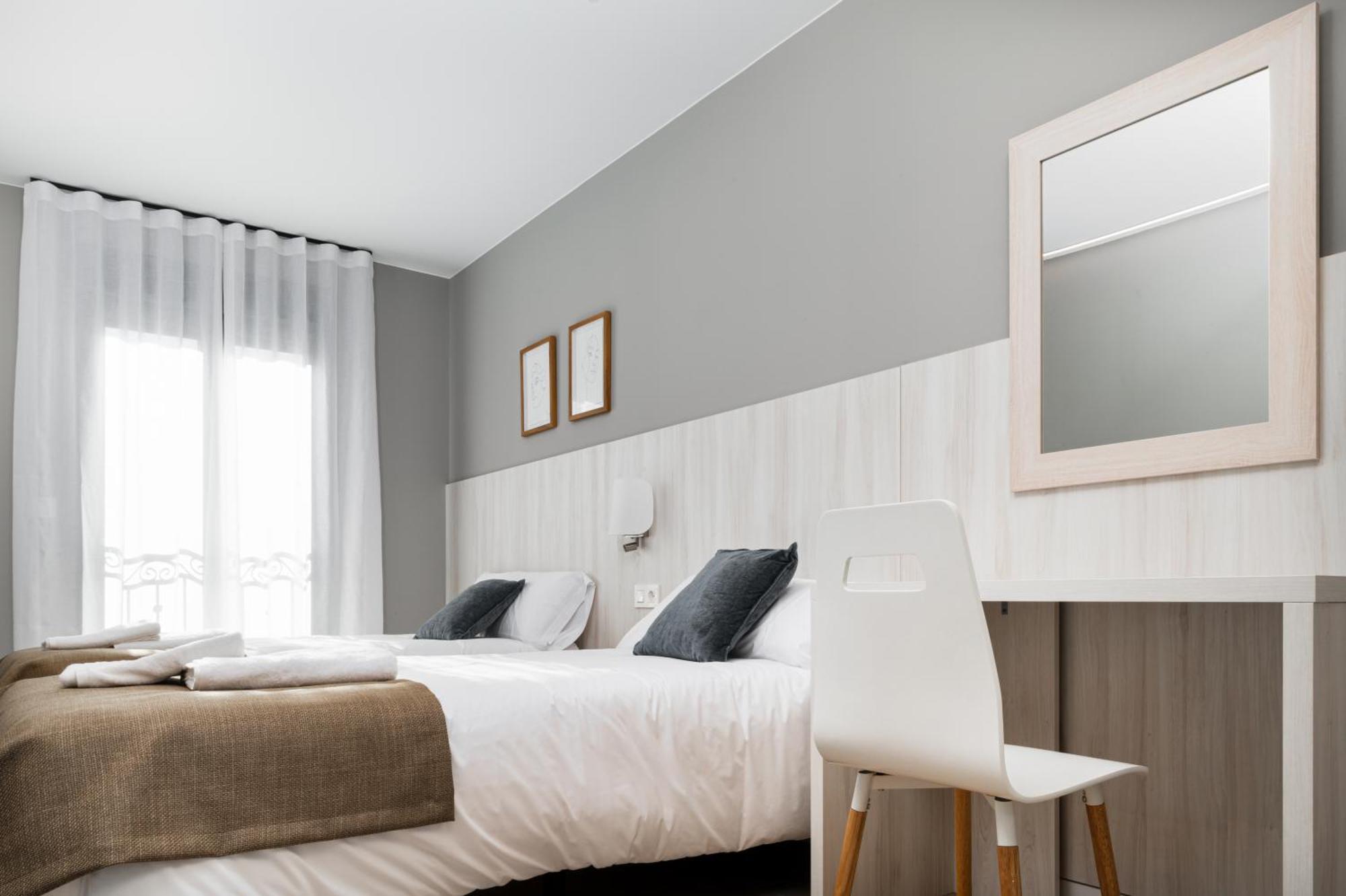 Apartamentos Torre Del Reloj Хака Экстерьер фото
